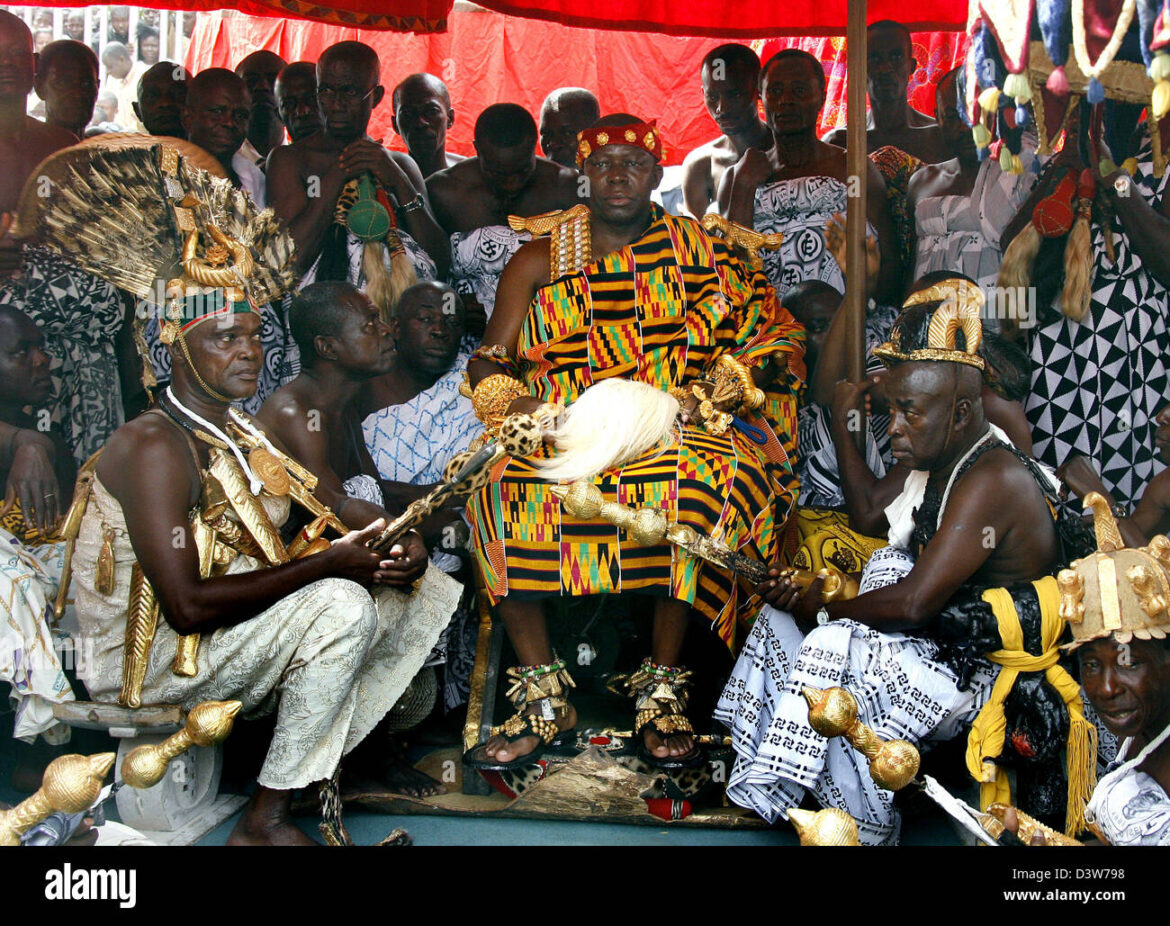 ashanti-king-nana-osei-tutu-iiawaits-the-arrival-of-german-president-D3W798
