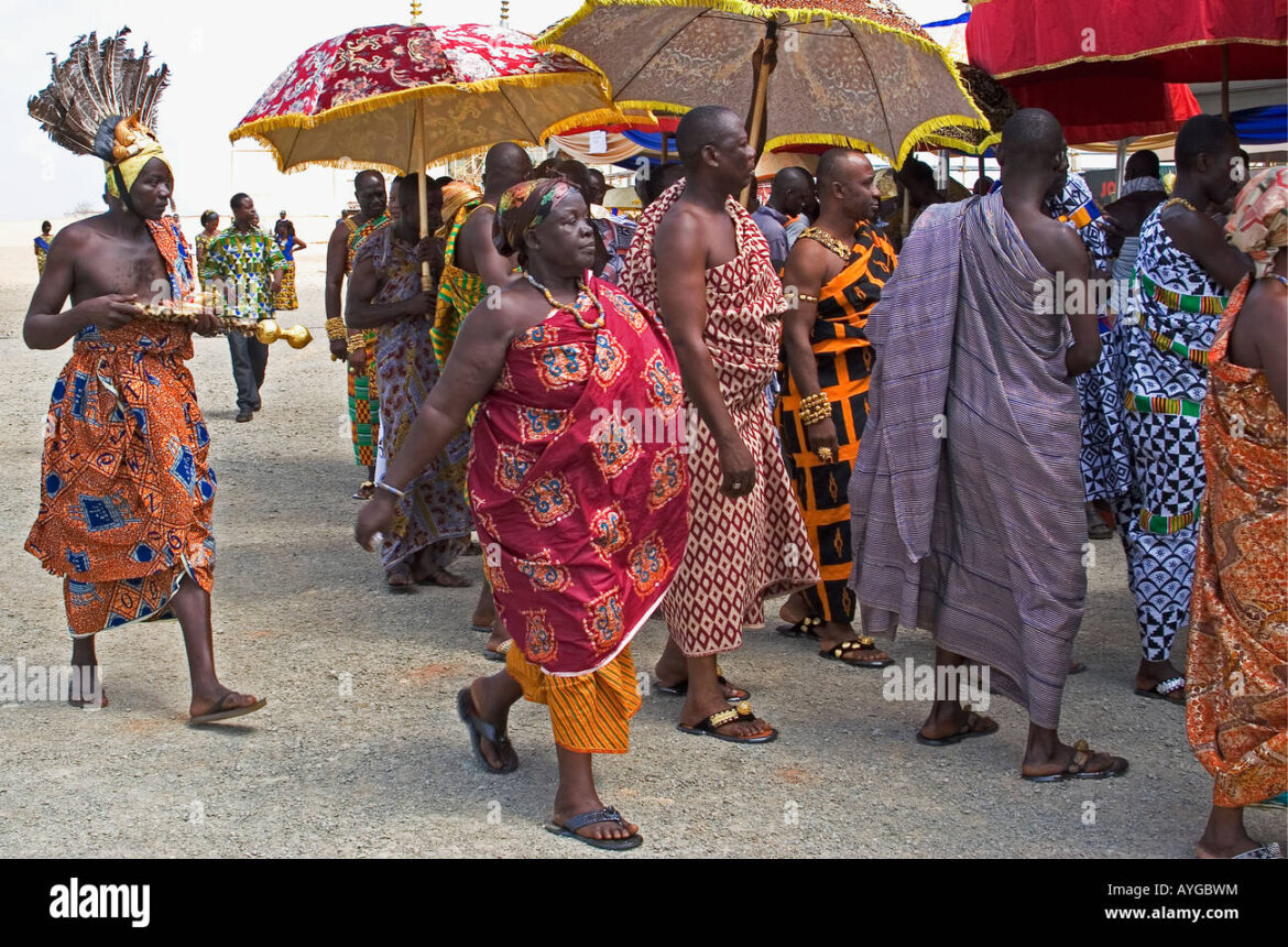 ghanaian-chiefs-elders-and-retinue-arriving-for-a-celebration-western-AYGBWM