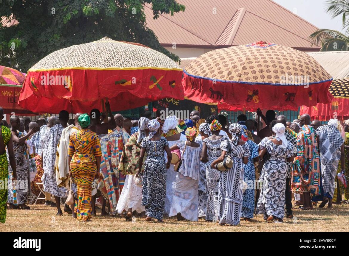 kumasi-ghana-ashanti-akwasidae-festival-women-following-procession-as-local-chiefs-enter-3AWB00P